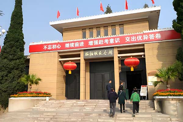 参观革命纪念馆