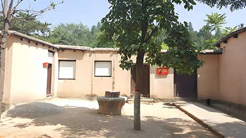 西柏坡红光照亮乡村路