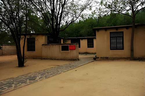 西柏坡党员干部实地学习两个务必精神 转动力促工作提质